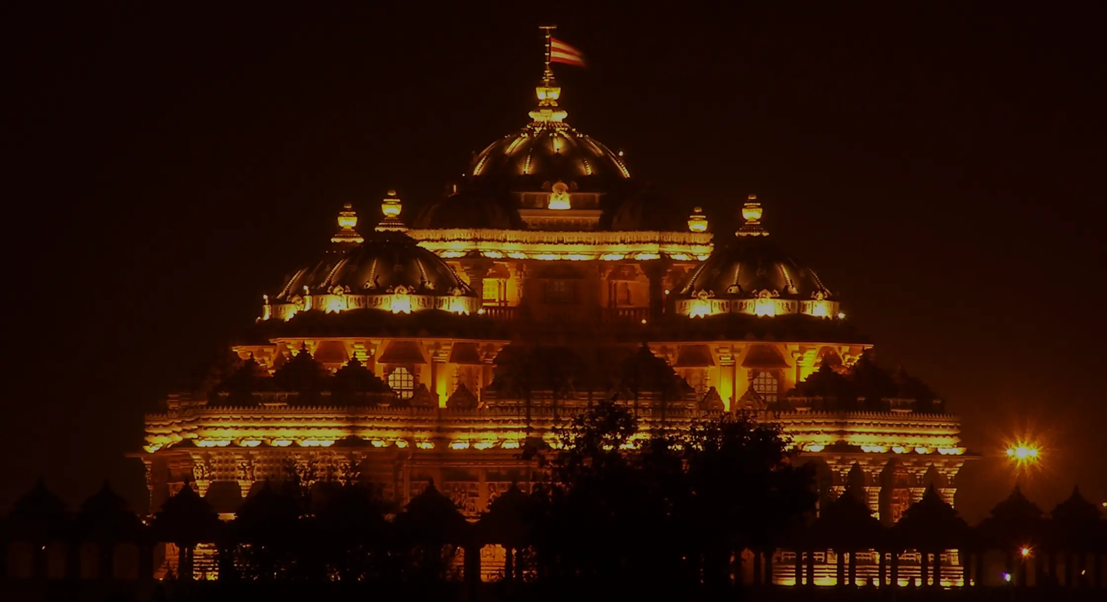 night akshardham temple delhi